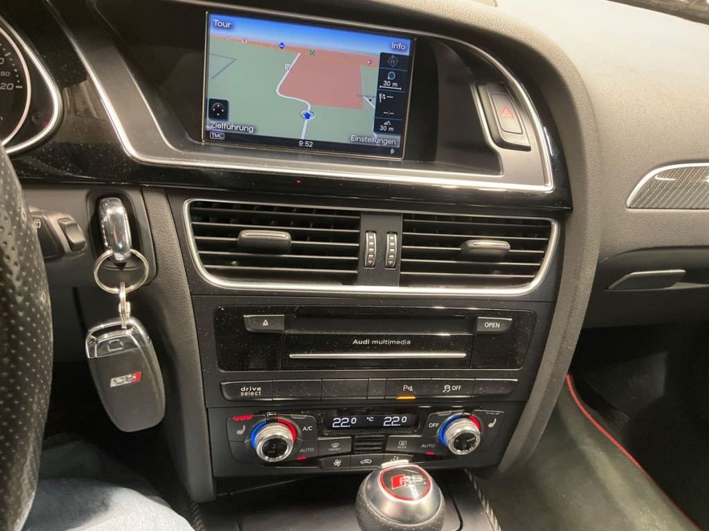 Audi RS4 Avant (4) V8 4.2 FSI S-tronic 7 quattro