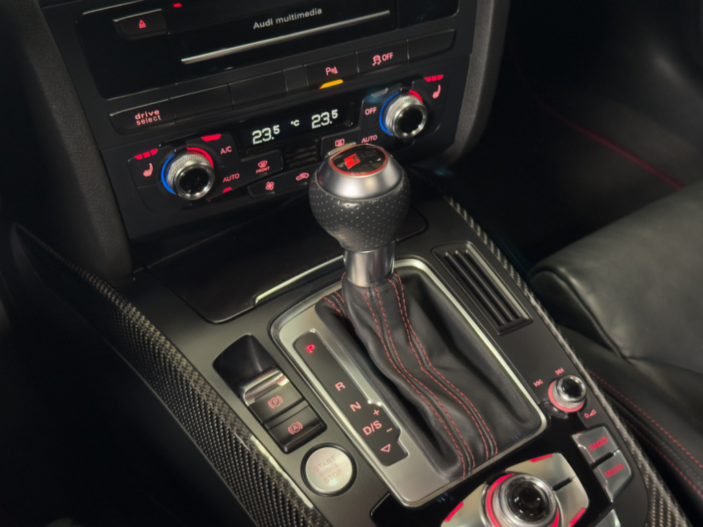 Audi RS4 Avant (4) V8 4.2 FSI S-tronic 7 quattro